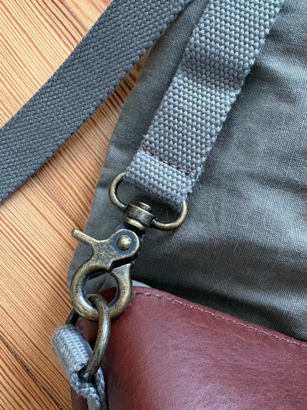 L.L.Bean Messenger Bag Laptop Backpack Army Green Leather Trim - Picture 4 of 8